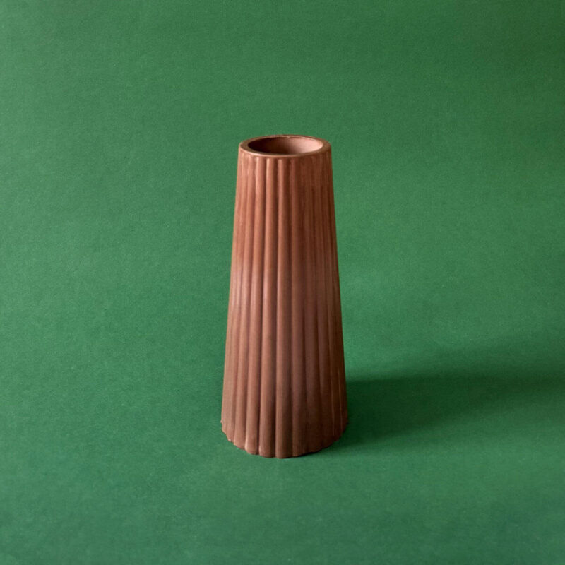 hohe Vase aus Beton