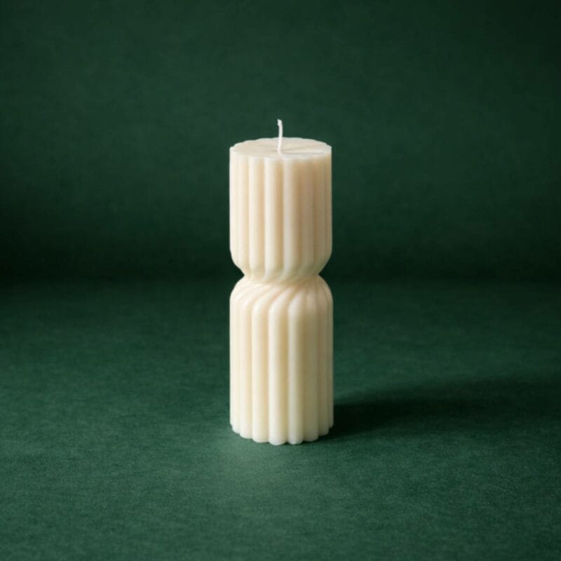 Stumpenkerze mit modernem Twist-Design