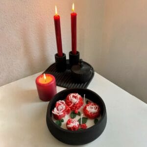 Handgefertigte Blumenkerze in schwarzer Keramik-Schale