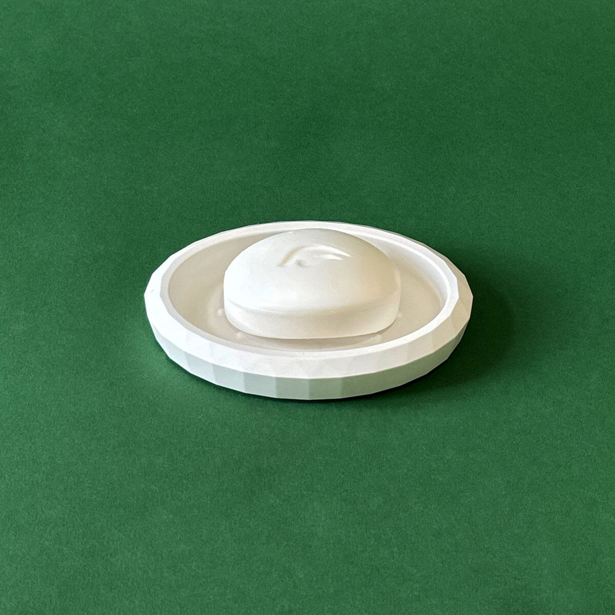 Runde Seifenschale aus Keramik mit Rillen