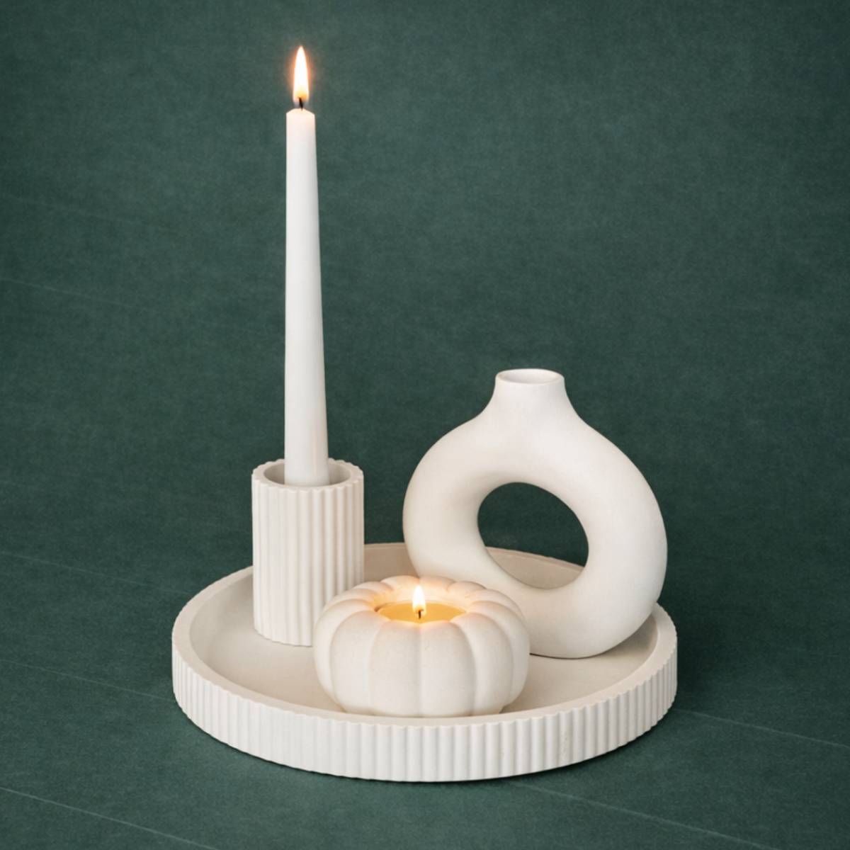 Keramik Deko Set mit Donutvase, Stabkerze und Kürbis Halter auf rundem Tablett