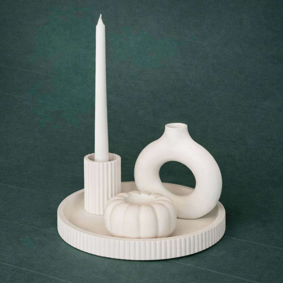 Modernes Wohnzimmer Deko Set mit Kerzenhalter und Donutvase auf Keramik Tablett