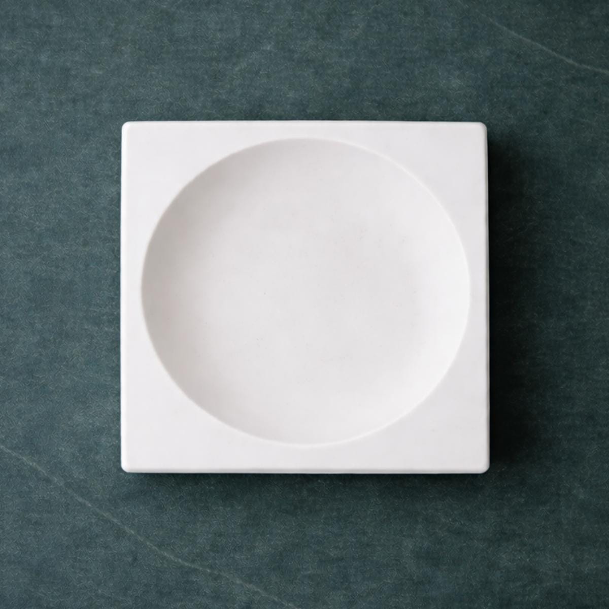 Quadratische Keramik Seifenschale, minimalistische Seifenablage fürs Bad im Detail