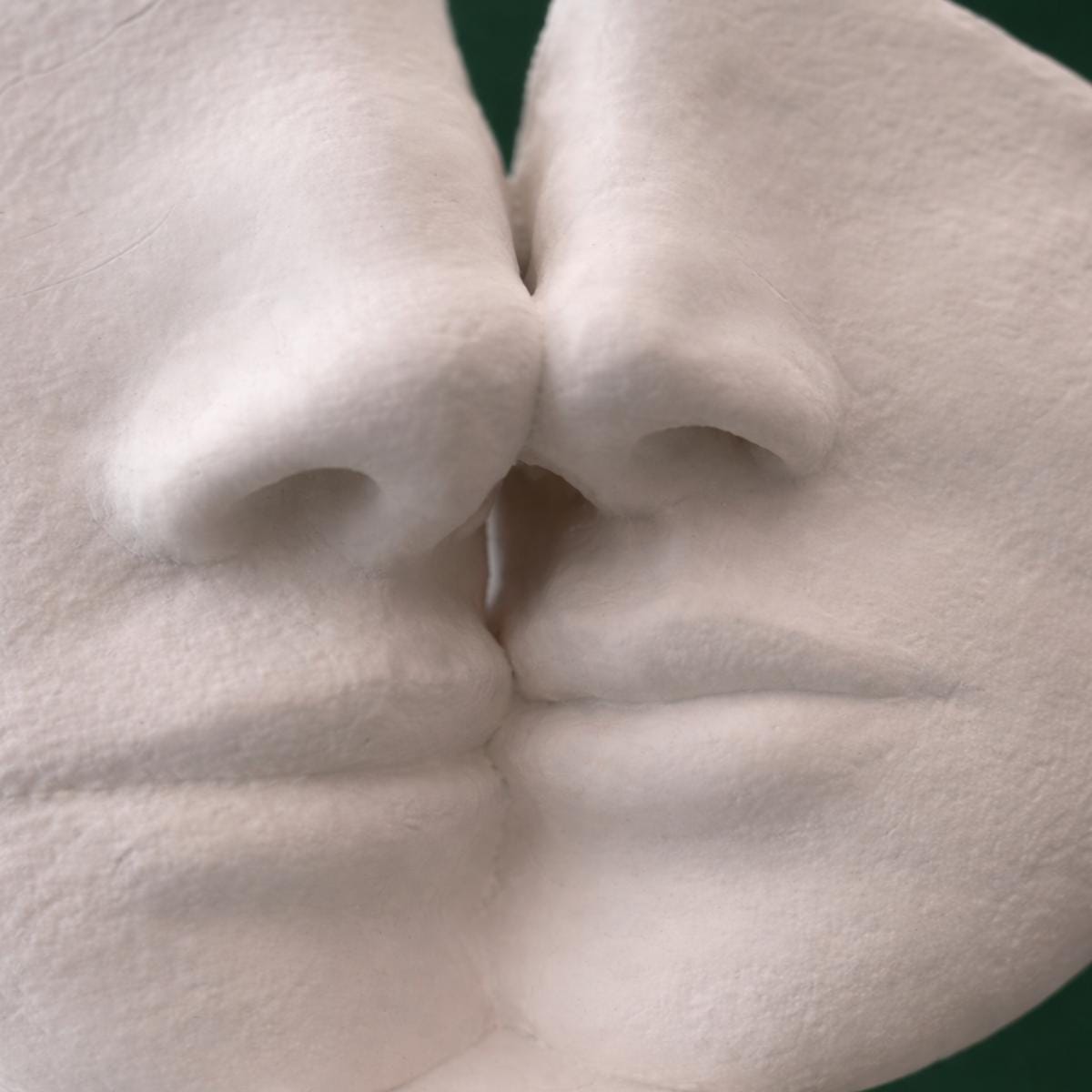 Detailaufnahme Liebespaar Skulptur aus Keramik, zwei Gesichter