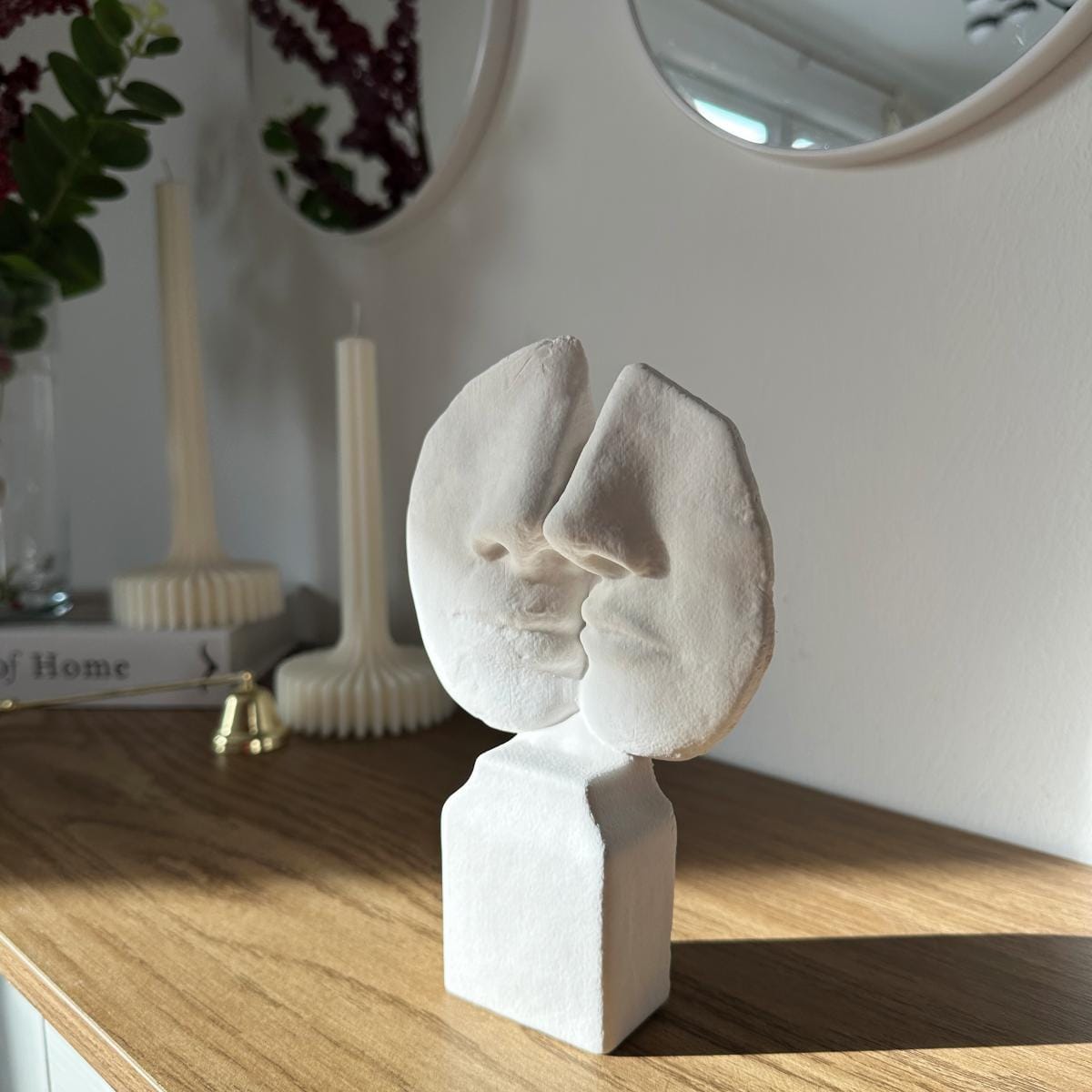 Liebespaar Dekofigur aus Keramik, Paar Skulptur auf Sideboard