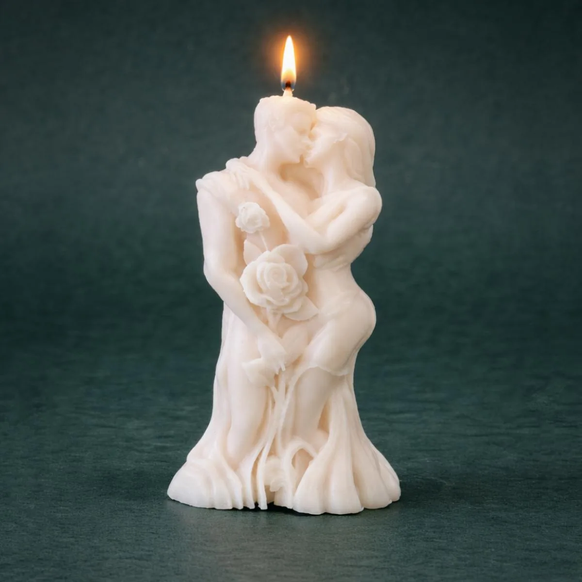 Liebespaar Kerze, romantische Designkerze mit Rose als Dekofigur