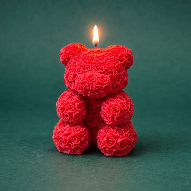Rosen Teddybär Kerze in Rot, angezündet, Geschenkidee
