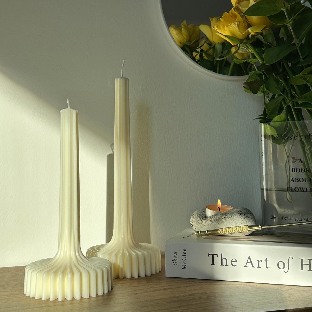 Weiße Sojawachs Stabkerzen als Kerzen Deko auf Sideboard, warmes Wohnambiente
