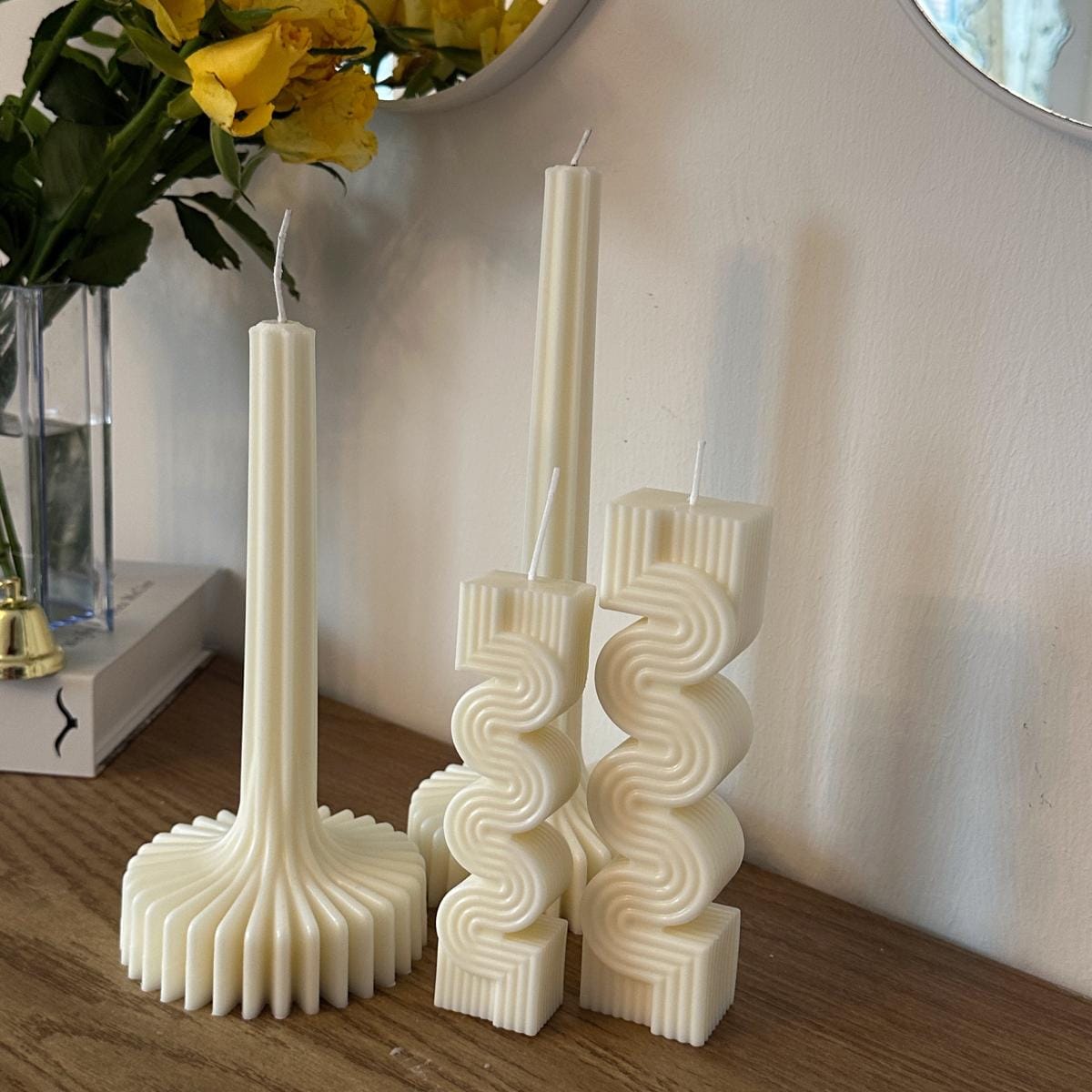 Sojawachs Stabkerzen in Weiß als Deko, kombiniert mit Keramik Wohnaccessoires