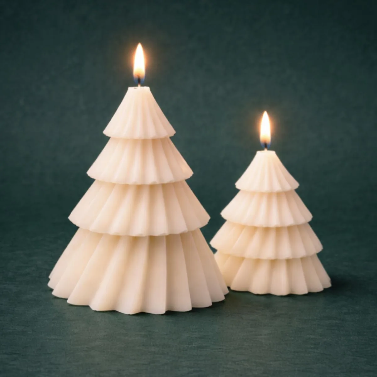 Tannenbaum Kerze in 2 Größen, moderne weihnachtliche Deko Kerze